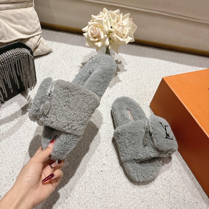 l0vis Vvtt0n slippers